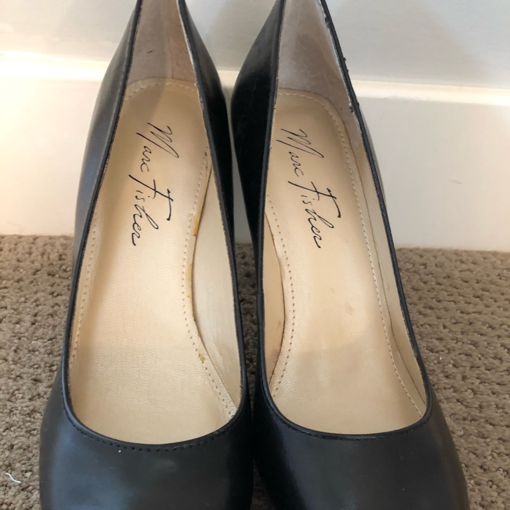Black pumps